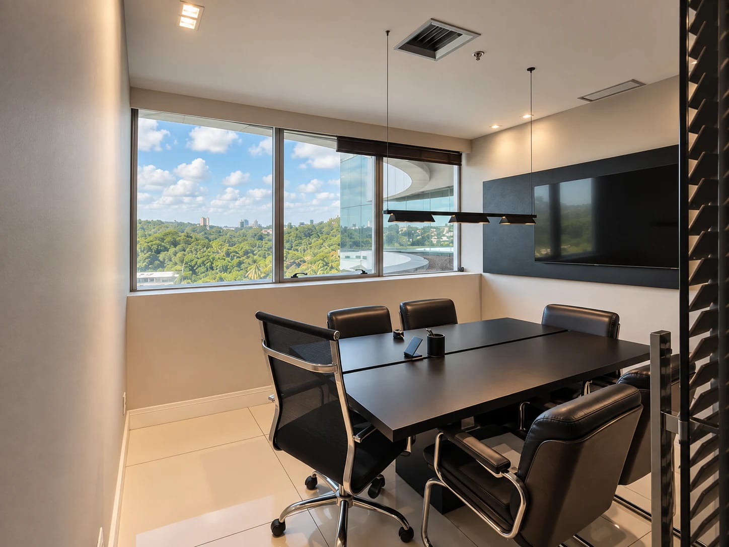 Segunda sala de reuniões da unidade de Salvador, com vista panorâmica e painel ripado de madeira.